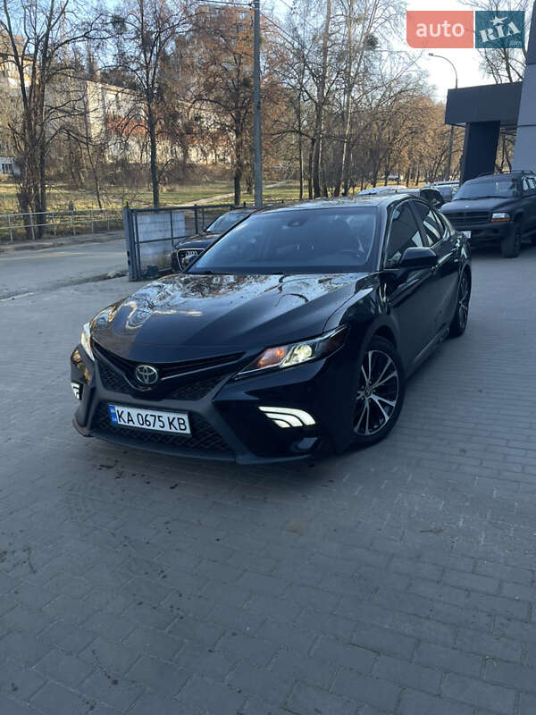 Седан Toyota Camry 2017 в Києві