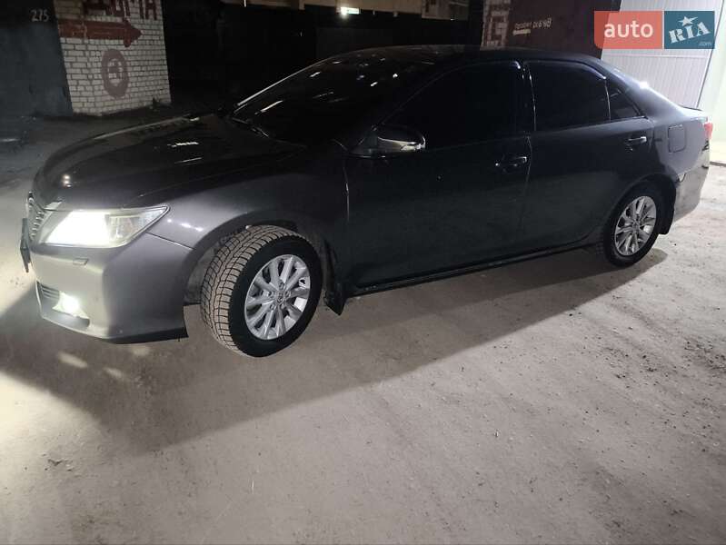 Седан Toyota Camry 2014 в Харкові