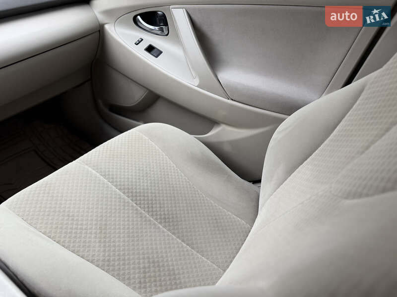 Седан Toyota Camry 2008 в Рівному