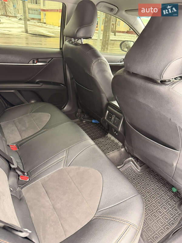 Седан Toyota Camry 2019 в Чернігові