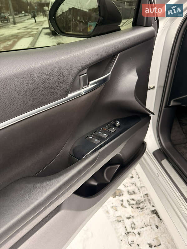 Седан Toyota Camry 2019 в Чернігові