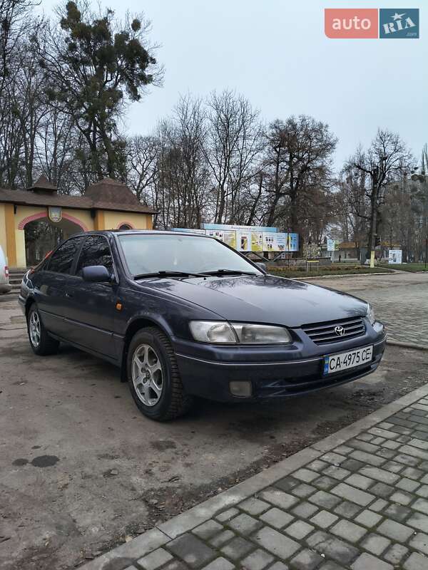 Седан Toyota Camry 1998 в Києві