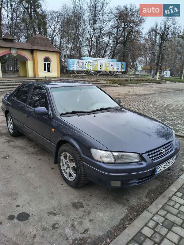 Седан Toyota Camry 1998 в Києві