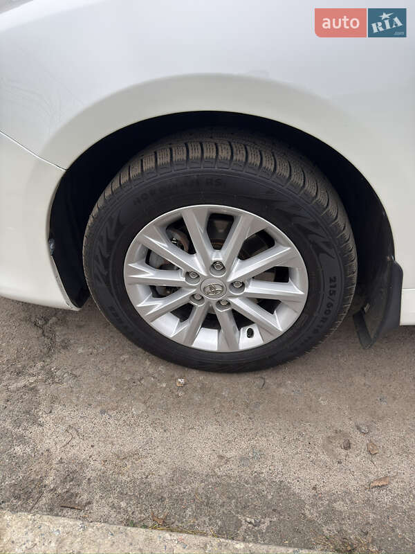 Седан Toyota Camry 2016 в Киеве