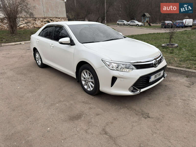 Седан Toyota Camry 2016 в Киеве
