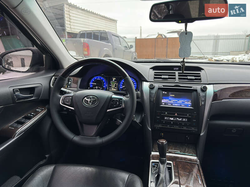 Седан Toyota Camry 2016 в Киеве