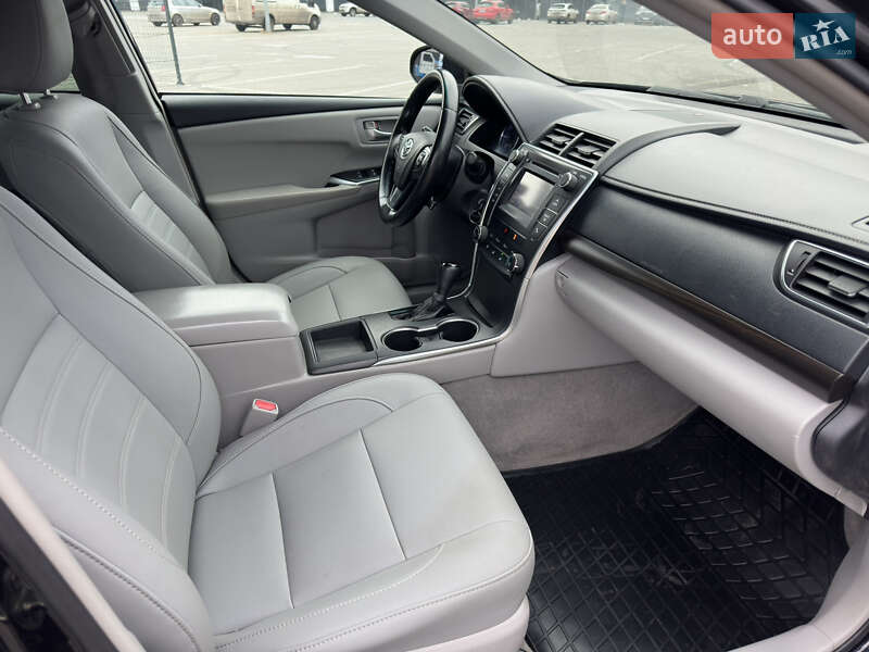 Седан Toyota Camry 2016 в Киеве