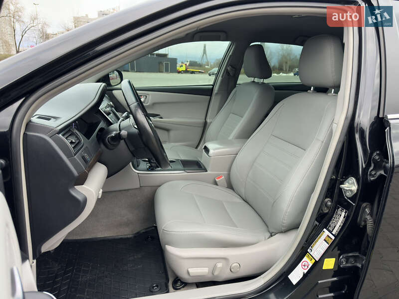 Седан Toyota Camry 2016 в Киеве