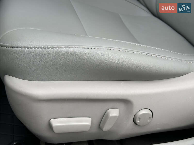 Седан Toyota Camry 2016 в Киеве