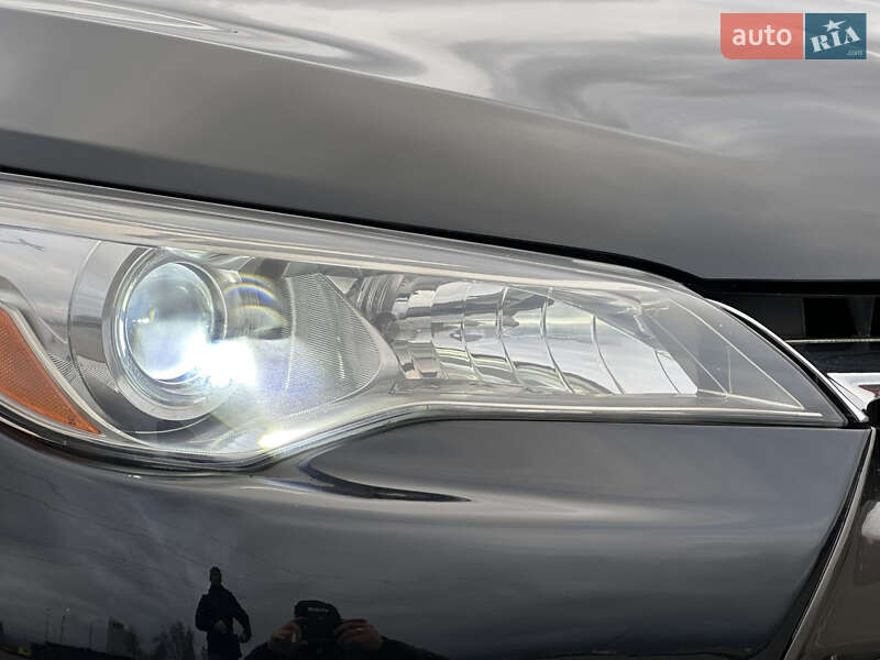 Седан Toyota Camry 2016 в Киеве