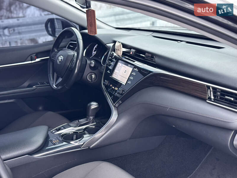 Седан Toyota Camry 2018 в Чернігові