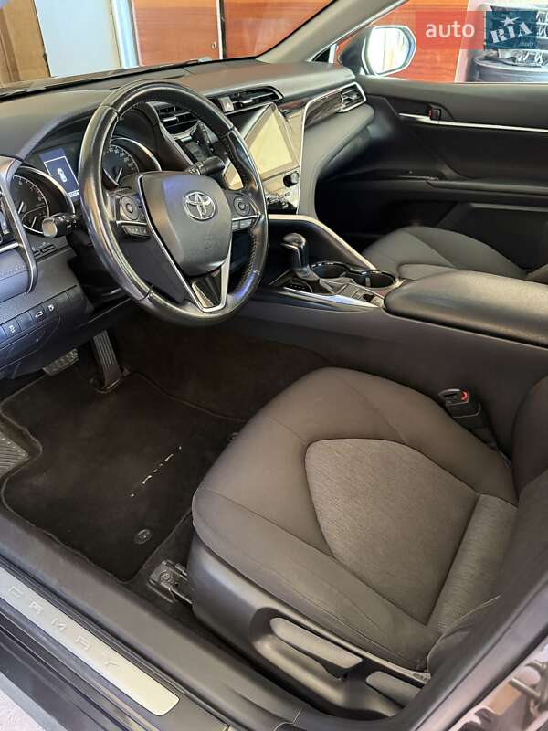 Седан Toyota Camry 2018 в Чернівцях