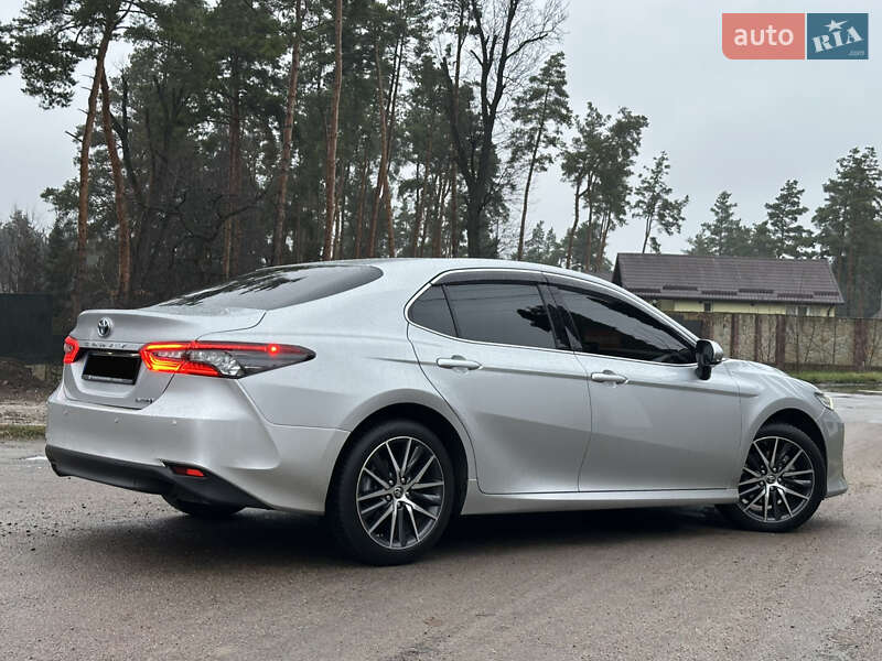 Седан Toyota Camry 2023 в Києві