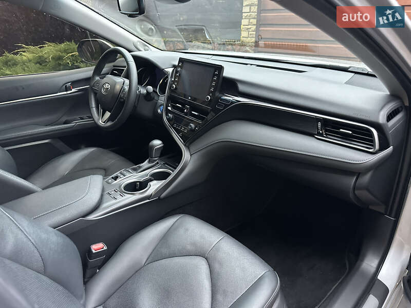 Седан Toyota Camry 2023 в Києві
