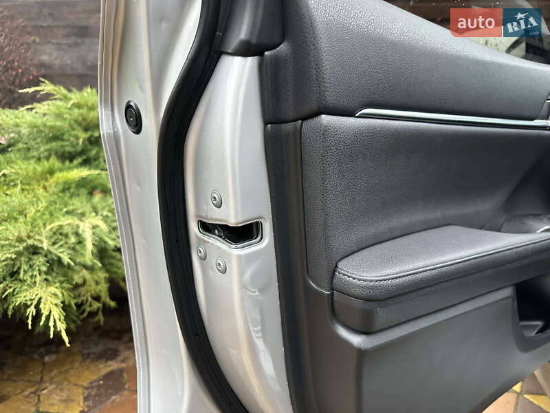 Седан Toyota Camry 2023 в Києві