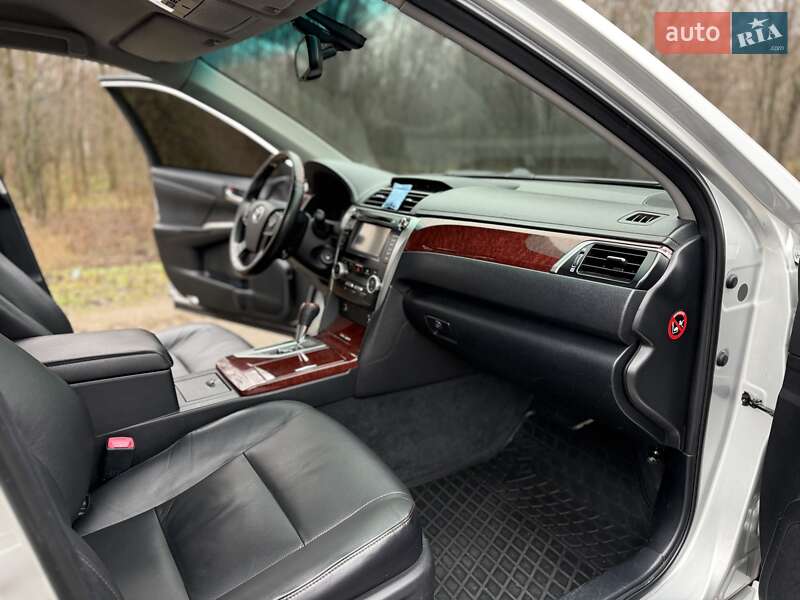 Седан Toyota Camry 2011 в Дніпрі