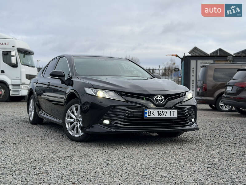 Седан Toyota Camry 2019 в Сарнах