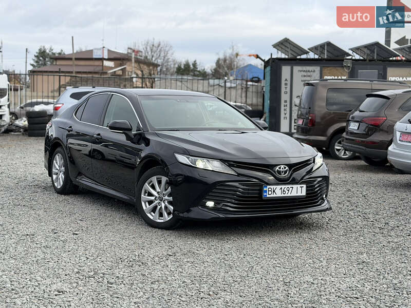 Седан Toyota Camry 2019 в Сарнах