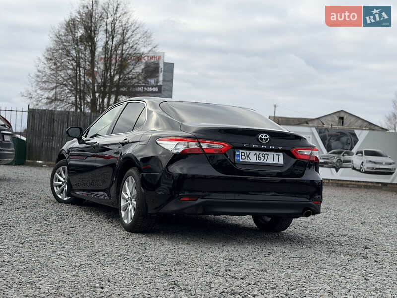 Седан Toyota Camry 2019 в Сарнах