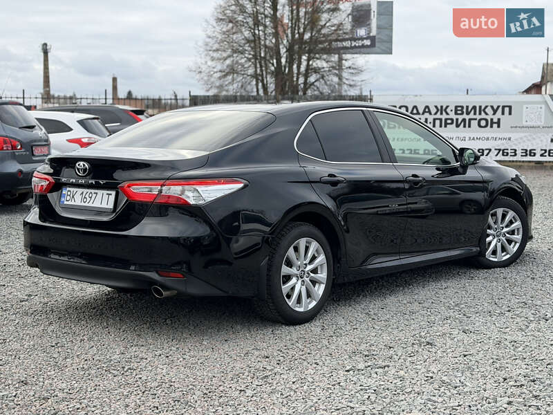 Седан Toyota Camry 2019 в Сарнах