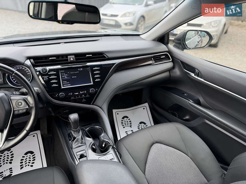 Седан Toyota Camry 2019 в Сарнах