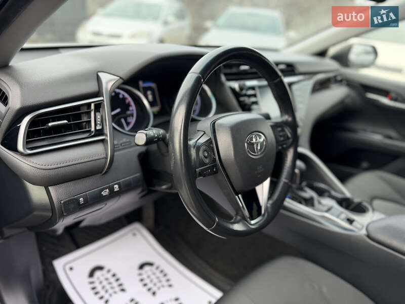 Седан Toyota Camry 2019 в Сарнах