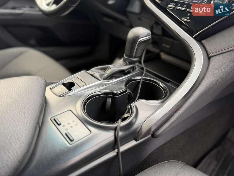 Седан Toyota Camry 2019 в Сарнах