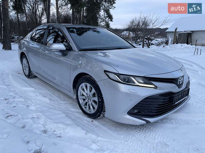 Седан Toyota Camry 2019 в Києві