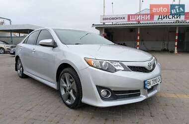 Седан Toyota Camry 2014 в Харкові