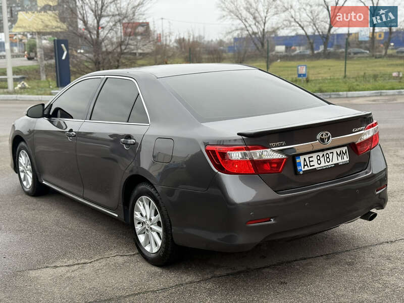 Седан Toyota Camry 2012 в Дніпрі