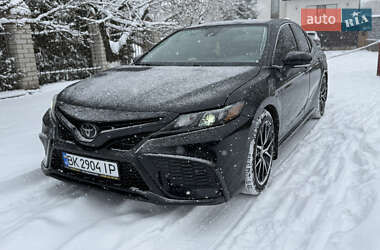 Седан Toyota Camry 2022 в Рівному