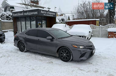 Седан Toyota Camry 2017 в Хмельницком