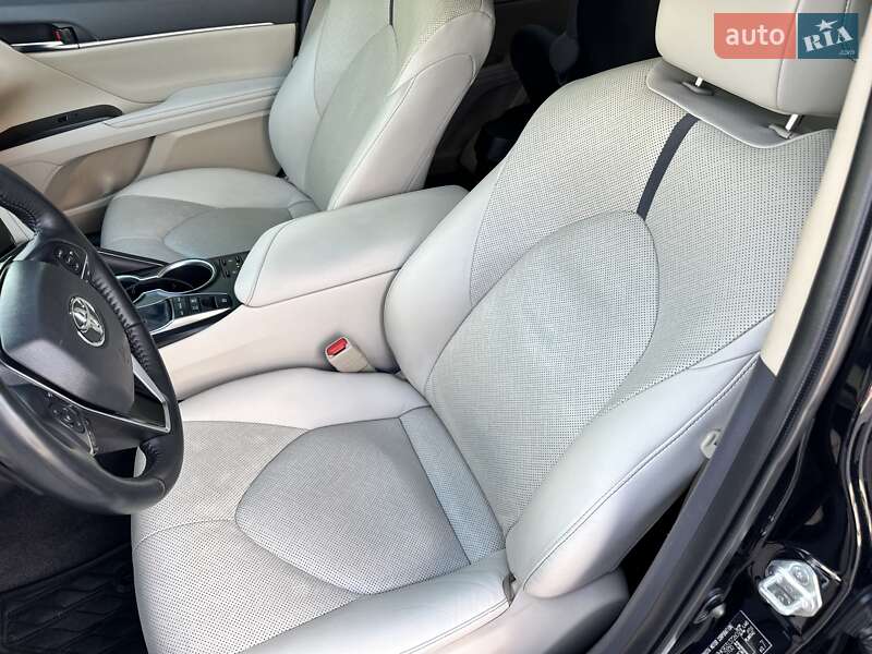 Седан Toyota Camry 2022 в Харькове