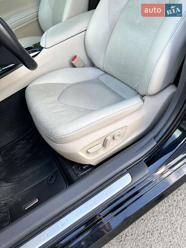Седан Toyota Camry 2022 в Харькове