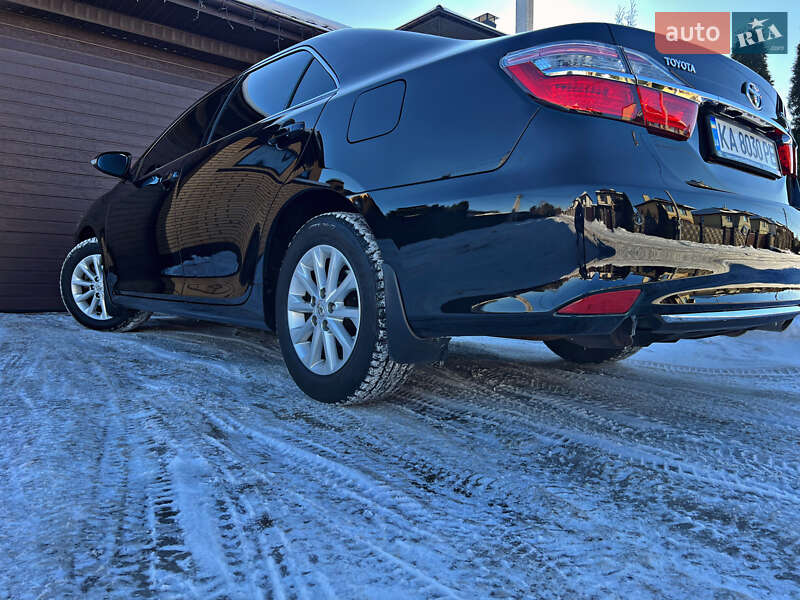 Седан Toyota Camry 2016 в Киеве