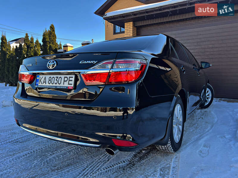 Седан Toyota Camry 2016 в Киеве