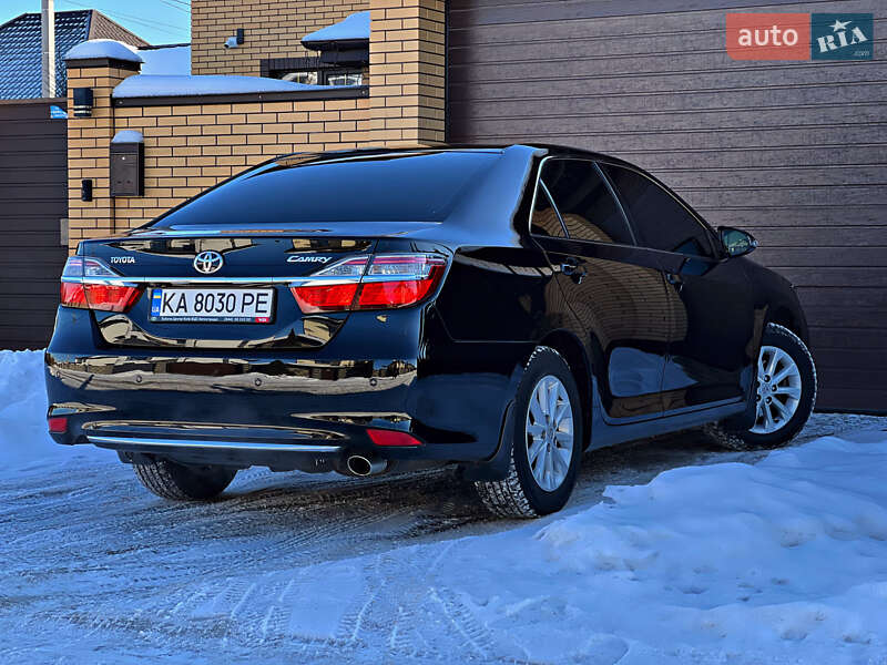 Седан Toyota Camry 2016 в Киеве