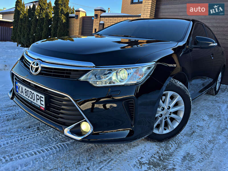 Седан Toyota Camry 2016 в Киеве