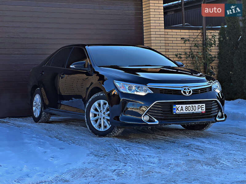 Седан Toyota Camry 2016 в Киеве
