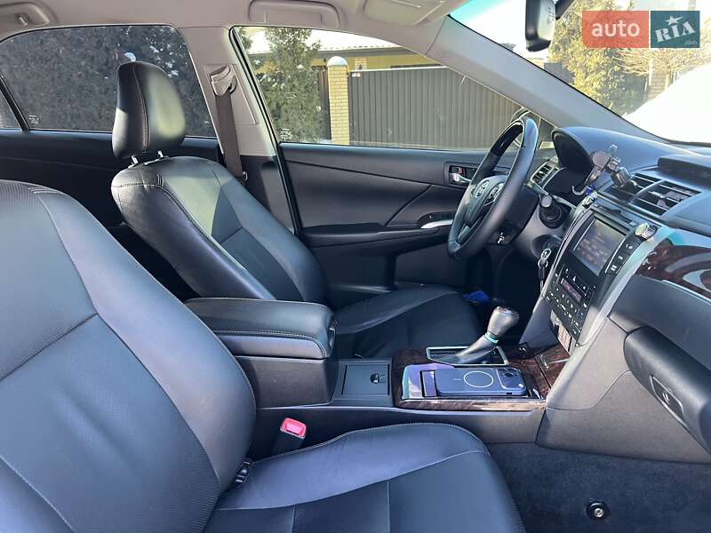 Седан Toyota Camry 2016 в Киеве