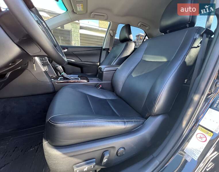 Седан Toyota Camry 2016 в Киеве