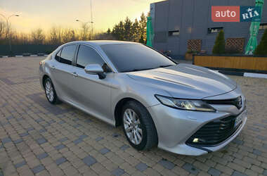 Седан Toyota Camry 2019 в Черновцах