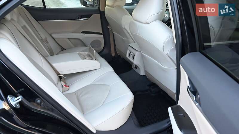 Седан Toyota Camry 2021 в Киеве