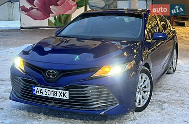 Седан Toyota Camry 2018 в Киеве