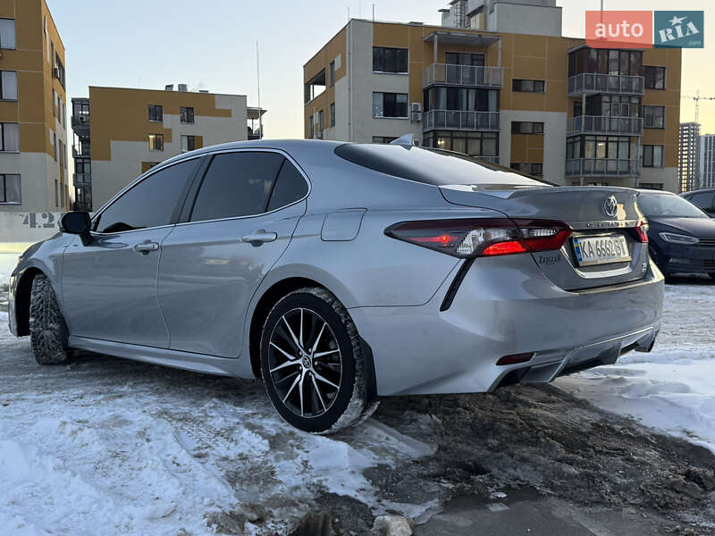 Седан Toyota Camry 2023 в Киеве