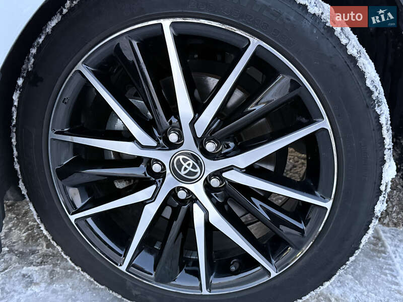 Седан Toyota Camry 2023 в Киеве