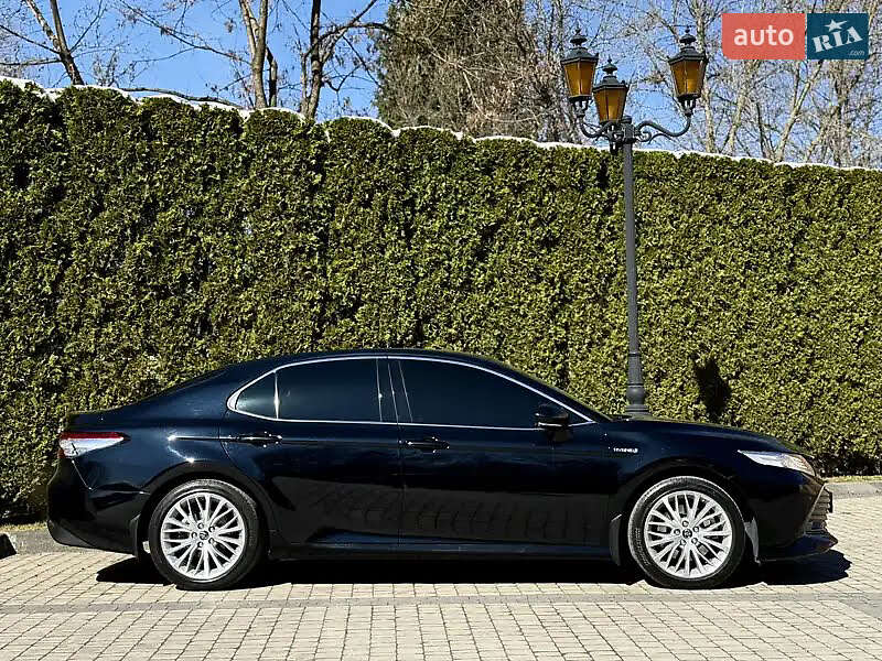 Седан Toyota Camry 2019 в Львове