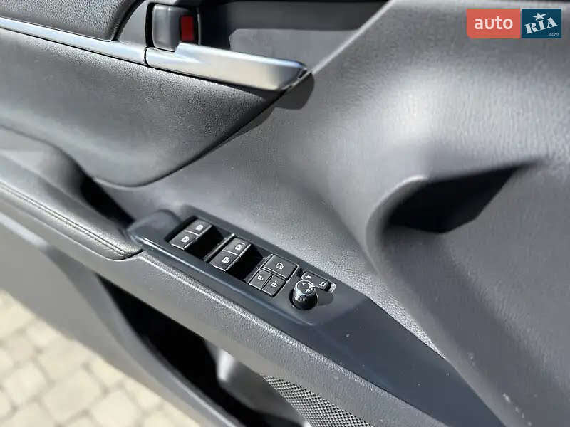 Седан Toyota Camry 2019 в Львове