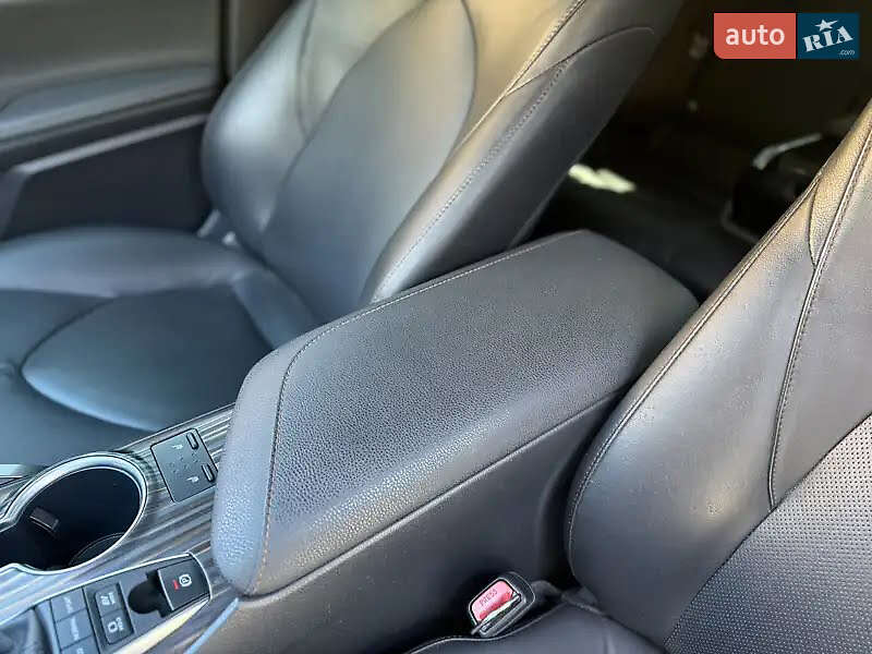 Седан Toyota Camry 2019 в Львове