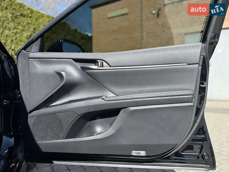 Седан Toyota Camry 2019 в Львове